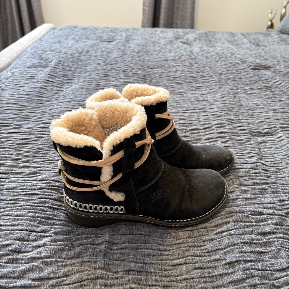 UGG “Cove” Ladies Boots with Shearling